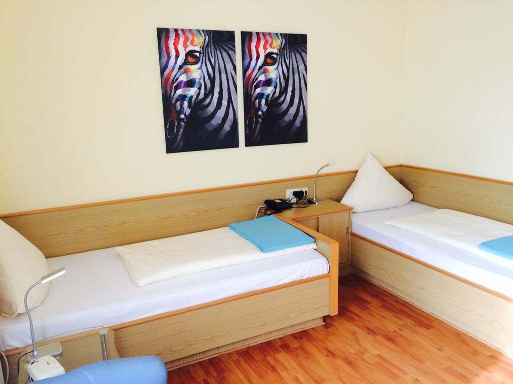 Hotel Garni Am Goetheplatz Бад-Мюнстер-на-Штайн-Эбернбурге Номер фото