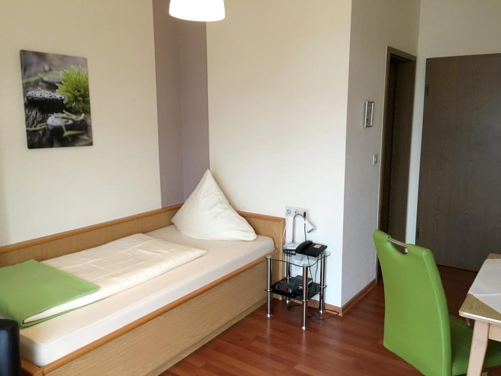 Hotel Garni Am Goetheplatz Бад-Мюнстер-на-Штайн-Эбернбурге Экстерьер фото